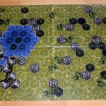 Dem Buch liegen zwei doppelseitig bedruckte Spielfelder bei