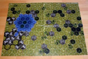 Dem Buch liegen zwei doppelseitig bedruckte Spielfelder bei