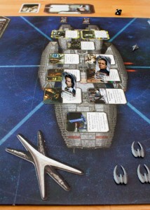 Die Galactica im Kampf gegen Zylonenschiffe